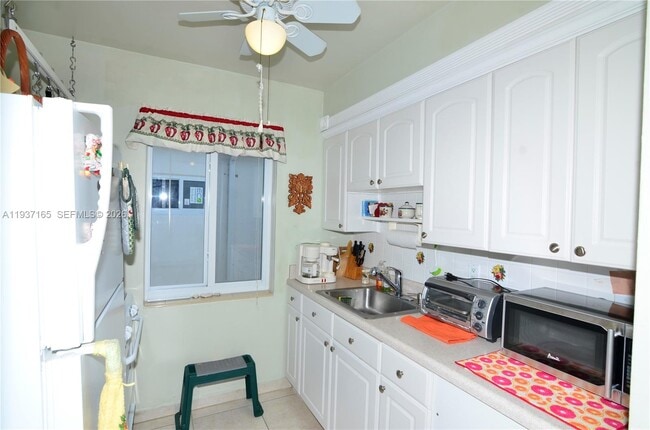 Building Photo - 7430 Byron Ave