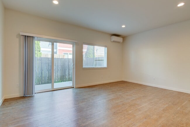 Building Photo - 3 Bedroom/2 Bath townhouse in Kettlecove community