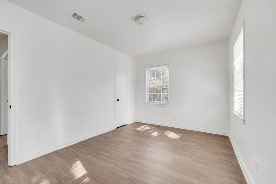 Building Photo - 3173 3rd St Cir S