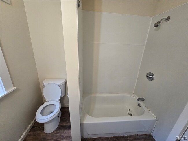 Building Photo - 804 E Division St