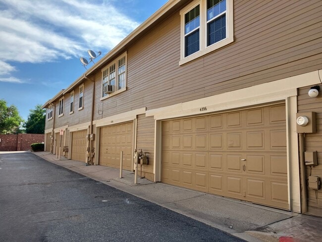 Building Photo - Coming Soon! Charming Townhome South Aurora