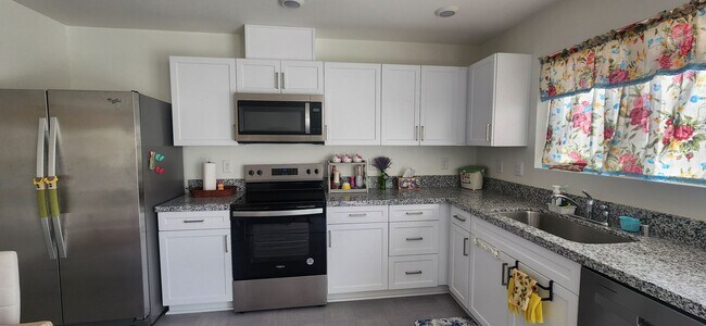 Building Photo - Beautiful 3 Bedroom 2.5 Bathroom Home in E...