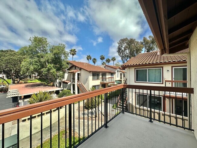 Building Photo - Indulge in coastal living in this beautiful 2bd 1ba Condo located in La Jolla area close to UCSD!