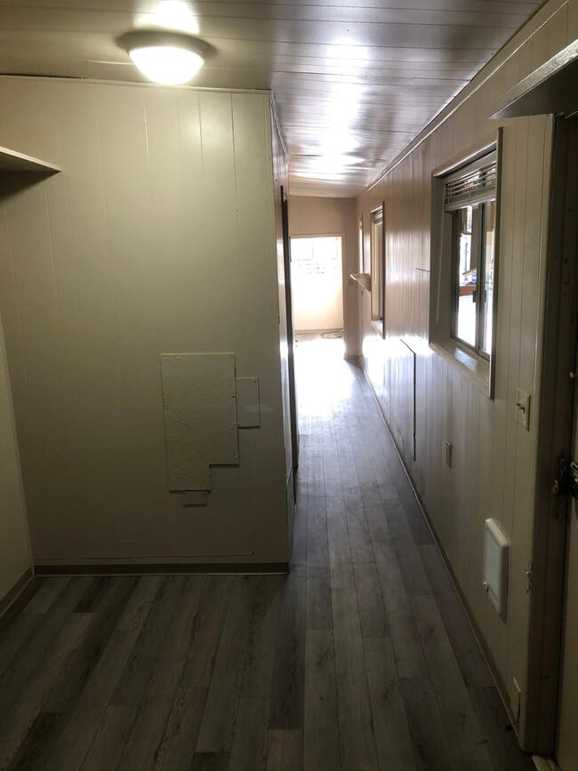 Building Photo - Newly Renovated Trailer at The Oak Creek Complex in McMinnville