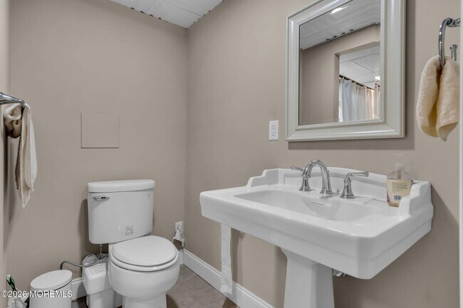 Building Photo - 10 Woodland Terrace
