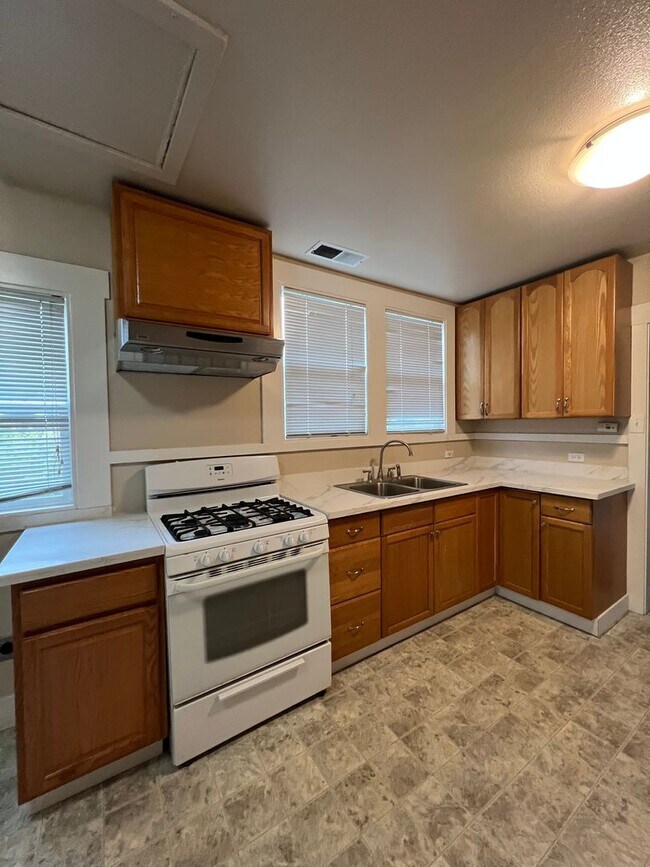 Building Photo - Come check out this Lovely home located in...