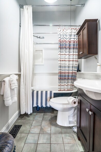 Building Photo - 1433 Desoto Ave SW