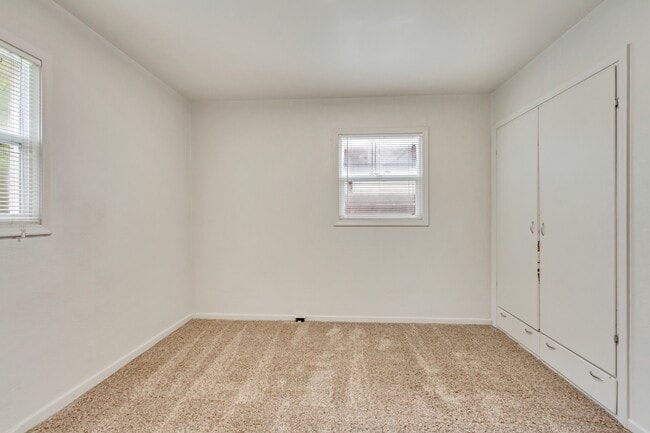 Building Photo - 35 E 600 N