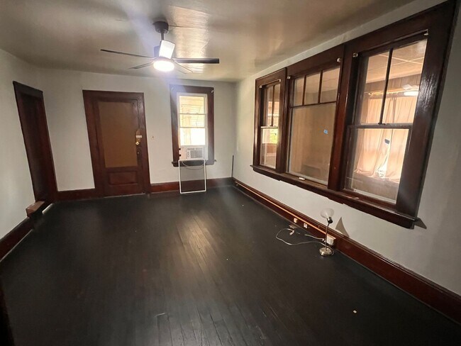 Building Photo - 491 Allyn St