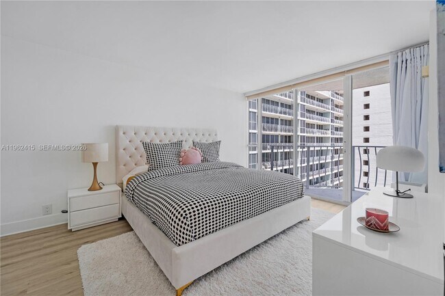 Building Photo - 7601 E Treasure Dr