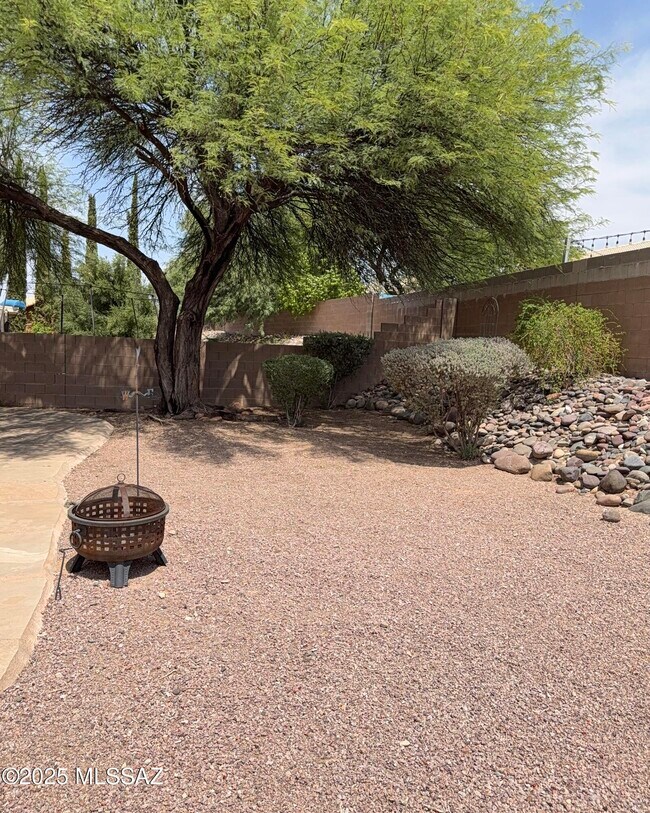 Building Photo - 8041 S High Canyon Dr