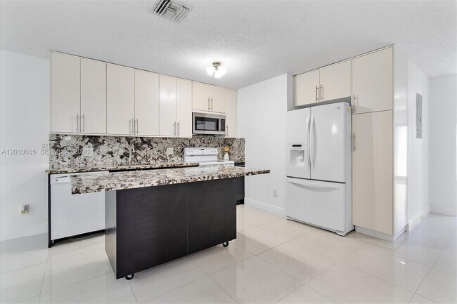 Building Photo - 11465 NW 88th Ct