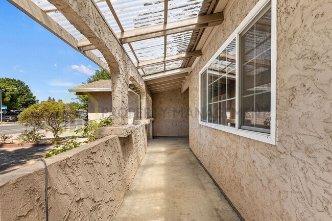 Building Photo - Charming 4-Bed, 2-Bath Home in Sacramento’...