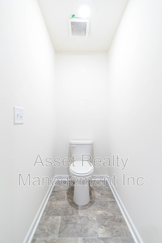Building Photo - 2076 Southwood Cir