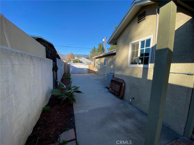 Building Photo - 2598 N Mountain View Ave