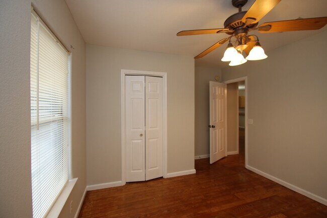Building Photo - Great Three Bedroom House in Hyde Park Are...