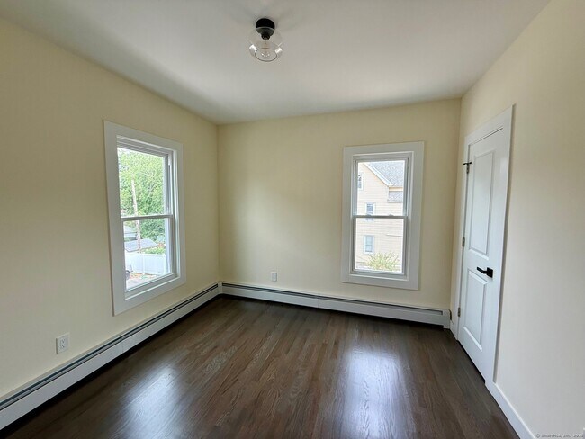 Building Photo - 449 Stanley St