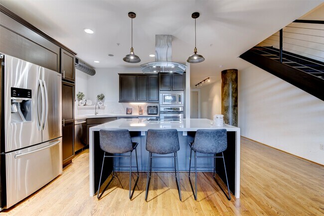 Building Photo - 1005 S Shepherd Dr