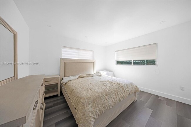 Building Photo - 490 W 33rd Pl