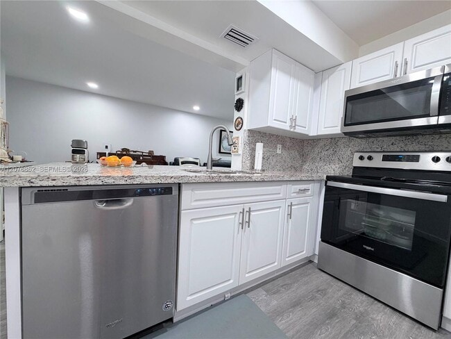 Building Photo - 9731 Fontainebleau Blvd