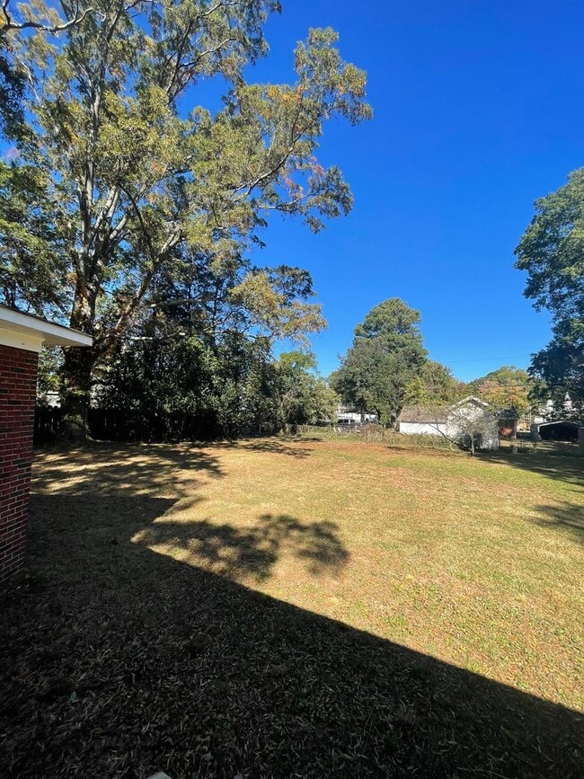 Building Photo - Ranch Style 3 Bedroom 2 Bath and 2 car gar...
