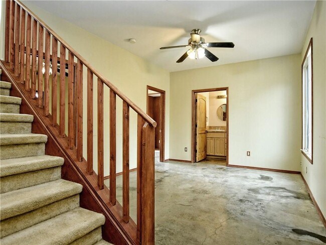 Building Photo - 605 Echo Dr