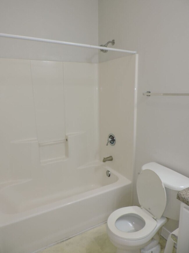 Building Photo - Easy access to interstate, shopping & hospitals!