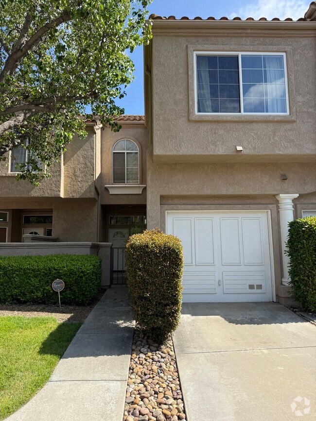 Building Photo - Beautiful 2 Bed, 2.5 Bath Two-Story Townho...