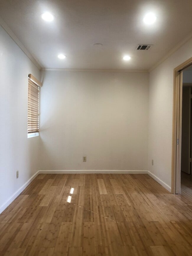 Building Photo - Back to School Two Weeks Free Rent! Darling condo in a great community with amenities
