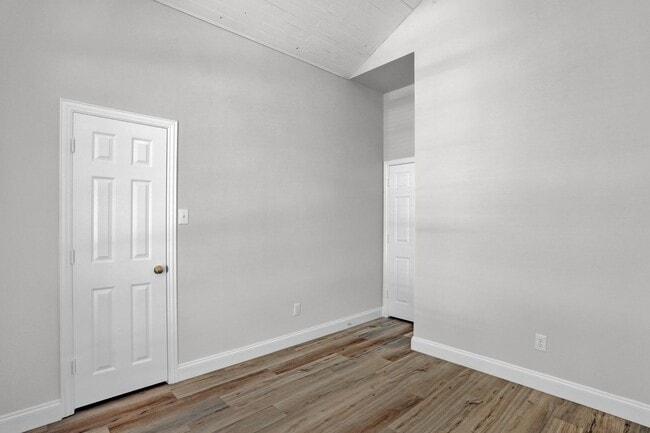 Building Photo - Cute, Quiet and ready NOW