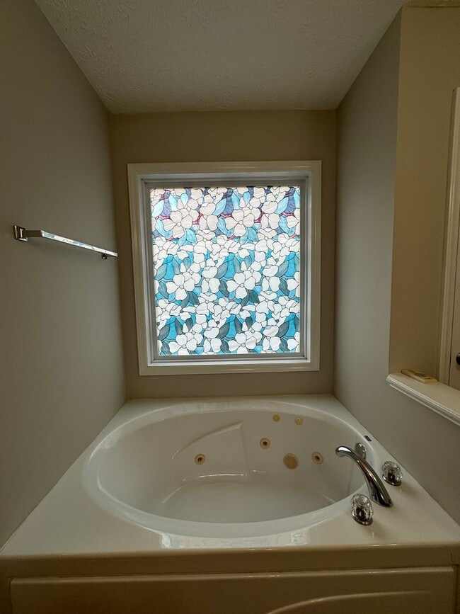 Building Photo - Spacious 4 Bed 2.5 Bath Home in Carolina Lakes