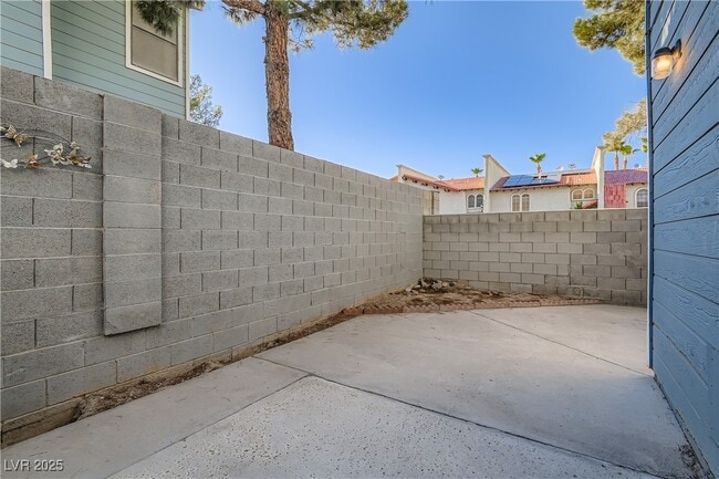 Building Photo - 3217 Symphony Dr