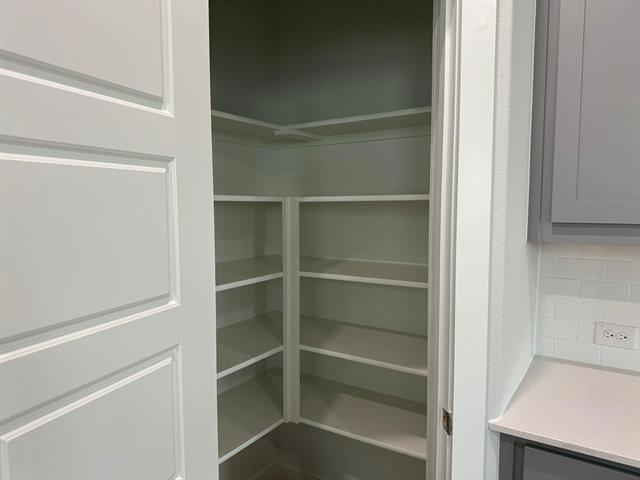 Building Photo - 3904 Kenwood Dr