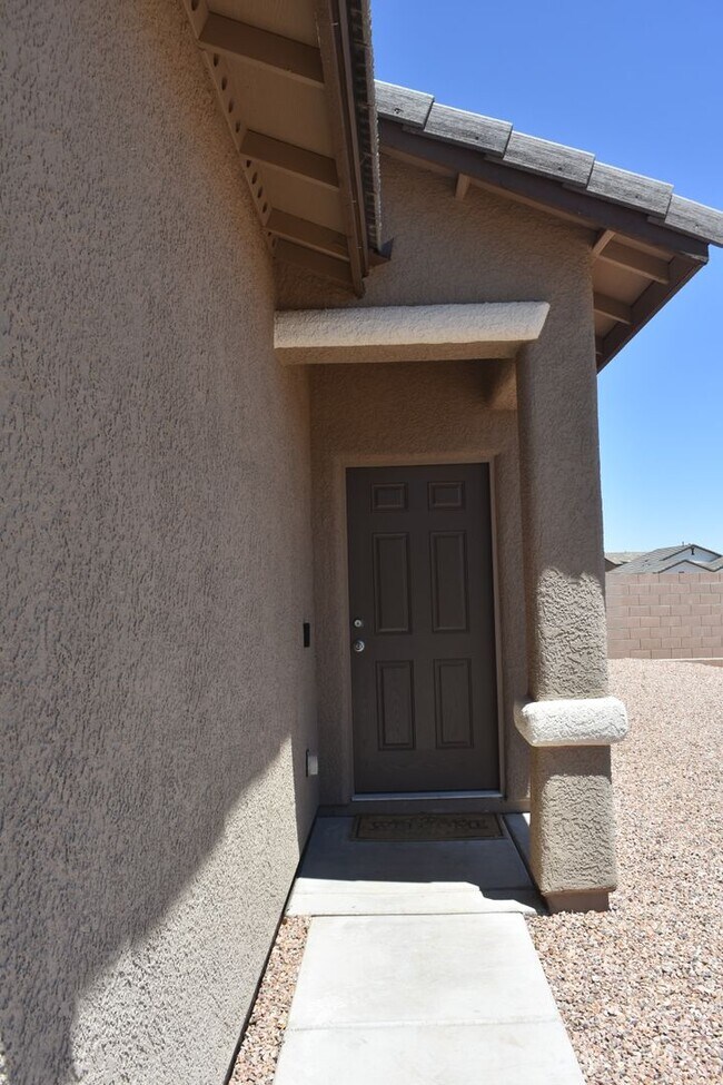 Building Photo - Newer 2021 Beautiful home in gated communi...
