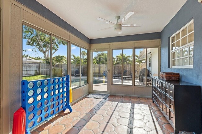 Building Photo - 4193 Hyacinth Cir N