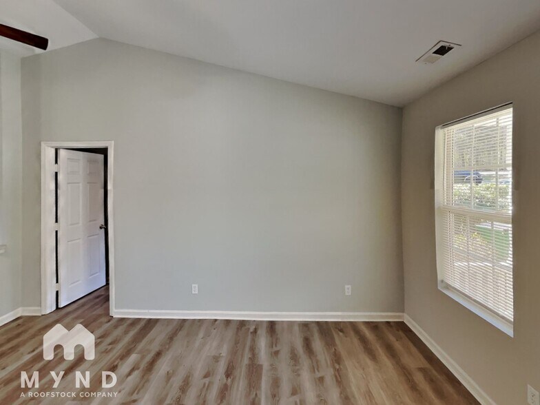 Building Photo - 829 Woodland Ln