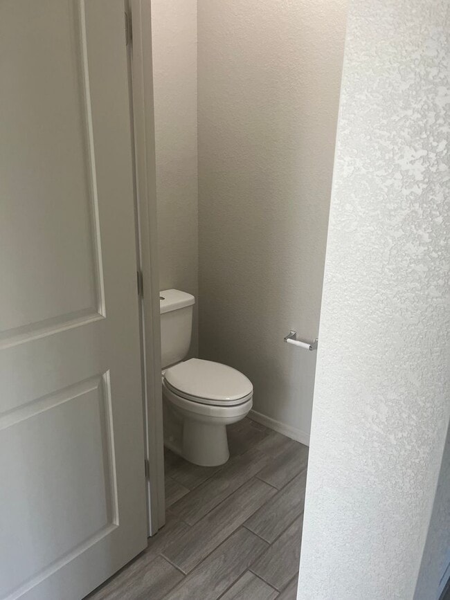 Building Photo - Beautiful Like New 4 Bedroom 3 Bathroom ho...