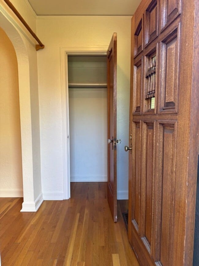 Building Photo - House For Lease