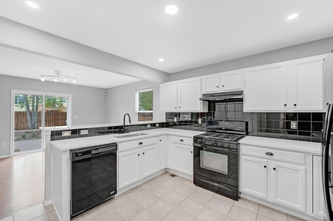Building Photo - 6510 Stagecoach Ave