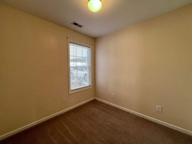 Building Photo - 3-Bed, 3-Full Bath, End Unit, 1-Car Garage!