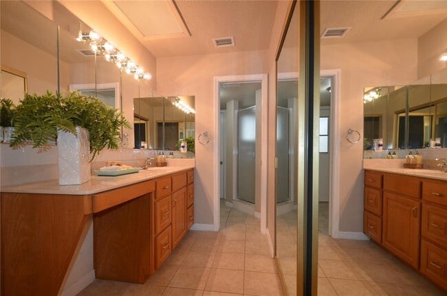 Building Photo - 5057 Bermuda Cir