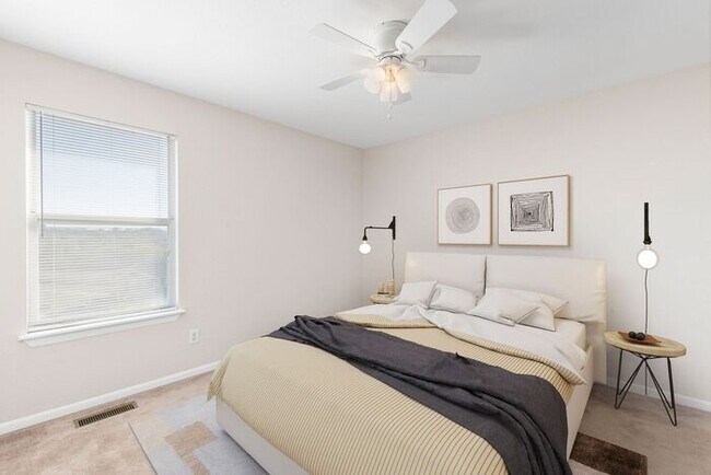 Building Photo - Renovated Spacious Townhomes