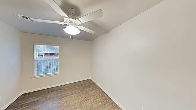 Building Photo - Beautiful 3 Bedroom 2 Bathroom Duplex Next...