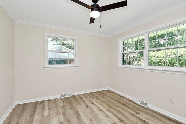 Building Photo - Brick Ranch w/Great Yard! Minutes From Upt...
