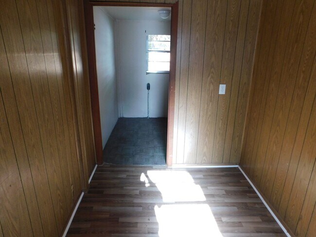 Building Photo - Three Bedroom 1 Bath on quiet street
