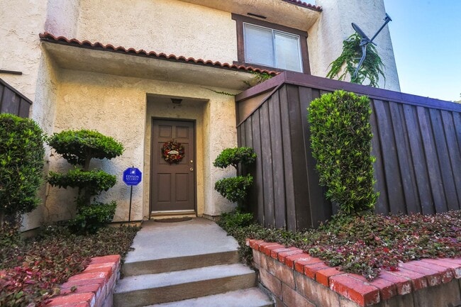 Building Photo - >>>>> TWO BEDROOM 1.5 BATHS TOWN-HOME STYL...