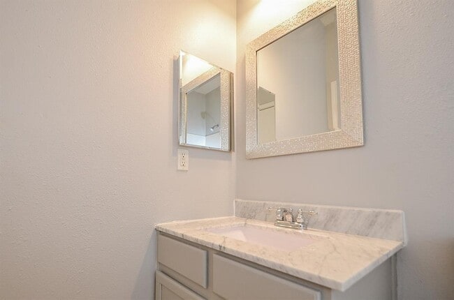 Building Photo - 14923 Sunset Bay Ct
