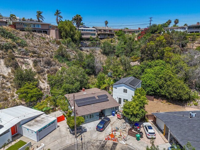Building Photo - Serene yard tucked in the canyon!
