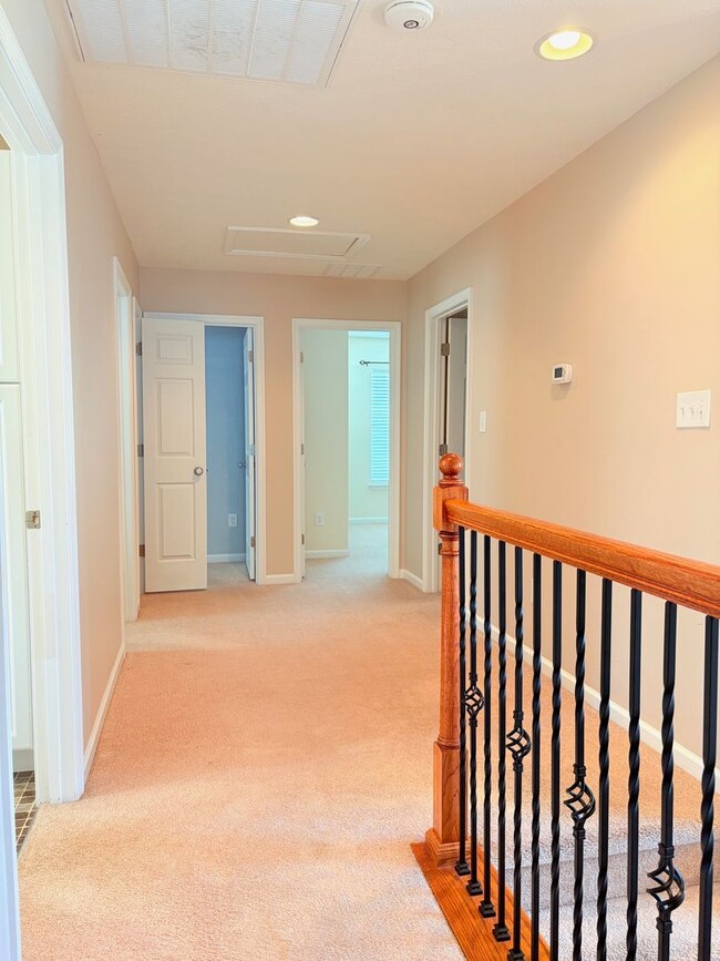 Building Photo - Large Spacious Home With Fully Fenced In Y...