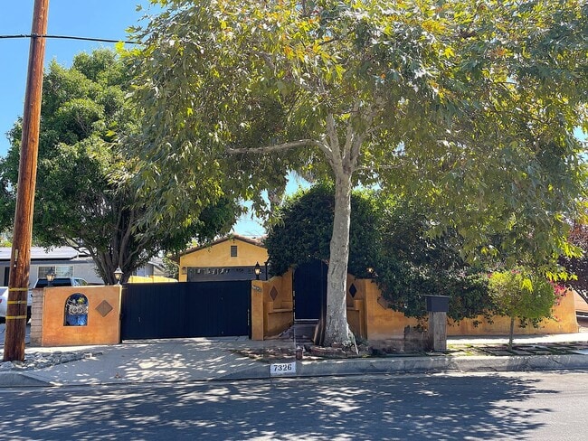 Primary Photo - Custom 3-Bed, 2.5 -Bath Retreat with Luxur...